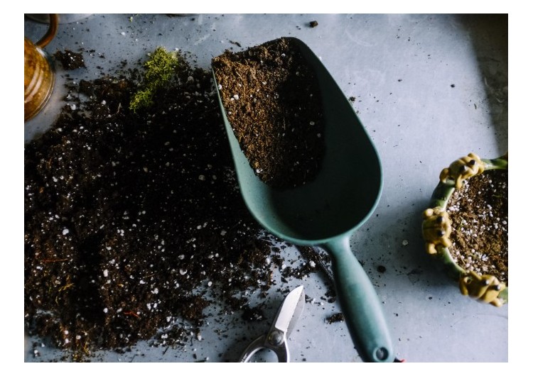 Retourner le compost : comment faire et pourquoi c'est important ?